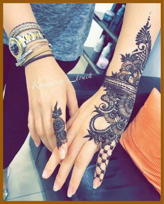 Aesthetic Curve Linked With Bold Paisley Side Design For Back Hand Asthetic Back Hand Mehndi Design